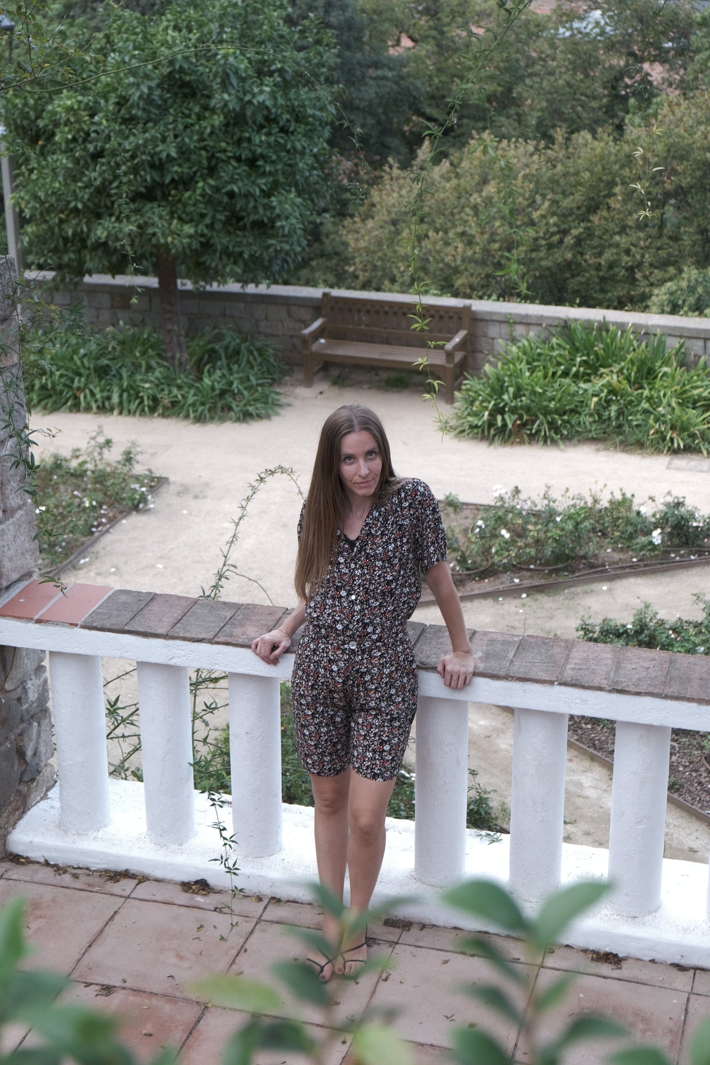 Girl looking at the camera in total look mambo flowers.