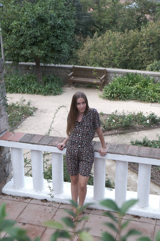 Girl looking at the camera in total look mambo flowers.